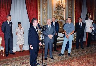 Il Presidente della Repubblica Oscar Luigi Scalfaro incontra alcuni ragazzi dell'Azione Cattolica della Diocesi di Novara