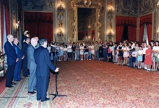 Il Presidente della Repubblica Oscar Luigi Scalfaro incontra alcuni ragazzi dell'Azione Cattolica della Diocesi di Novara