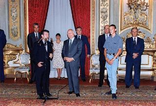 Il Presidente della Repubblica Oscar Luigi Scalfaro incontra alcuni ragazzi dell'Azione Cattolica della Diocesi di Novara