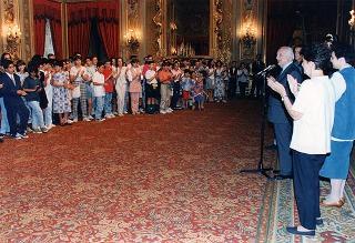 Il Presidente della Repubblica Oscar Luigi Scalfaro incontra alcuni ragazzi dell'Azione Cattolica della Diocesi di Novara