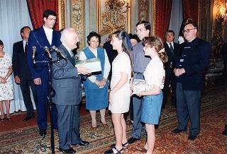 Il Presidente della Repubblica Oscar Luigi Scalfaro incontra alcuni ragazzi dell'Azione Cattolica della Diocesi di Novara