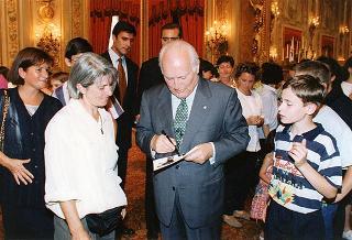 Il Presidente della Repubblica Oscar Luigi Scalfaro incontra alcuni ragazzi dell'Azione Cattolica della Diocesi di Novara