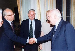 Il Presidente della Repubblica Oscar Luigi Scalfaro incontra Luciano Rispoli, conduttore del programma televisivo "Tappeto volante", con il presidente ed il vice-presidente di Telemontecarlo ed alcuni collaboratori della trasmissione