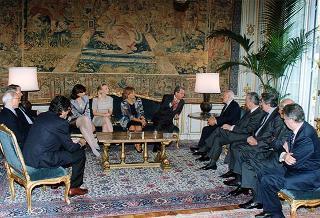 Il Presidente della Repubblica Oscar Luigi Scalfaro incontra Luciano Rispoli, conduttore del programma televisivo "Tappeto volante", con il presidente ed il vice-presidente di Telemontecarlo ed alcuni collaboratori della trasmissione