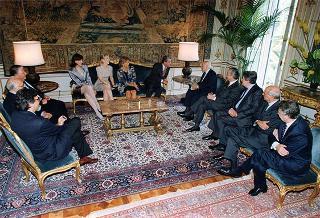 Il Presidente della Repubblica Oscar Luigi Scalfaro incontra Luciano Rispoli, conduttore del programma televisivo "Tappeto volante", con il presidente ed il vice-presidente di Telemontecarlo ed alcuni collaboratori della trasmissione