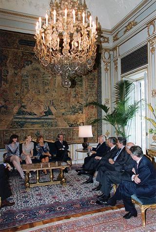 Il Presidente della Repubblica Oscar Luigi Scalfaro incontra Luciano Rispoli, conduttore del programma televisivo "Tappeto volante", con il presidente ed il vice-presidente di Telemontecarlo ed alcuni collaboratori della trasmissione