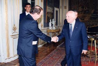 Il Presidente della Repubblica Oscar Luigi Scalfaro 
con alcuni esponenti della Confartigianato, in occasione delle manifestazioni promosse per ricordare le fasi salienti dell'approvazione dell'art. 45 della Costituzione