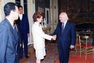 Il Presidente della Repubblica Oscar Luigi Scalfaro 
con alcuni esponenti della Confartigianato, in occasione delle manifestazioni promosse per ricordare le fasi salienti dell'approvazione dell'art. 45 della Costituzione