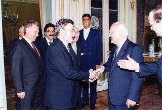 Il Presidente della Repubblica Oscar Luigi Scalfaro 
con alcuni esponenti della Confartigianato, in occasione delle manifestazioni promosse per ricordare le fasi salienti dell'approvazione dell'art. 45 della Costituzione