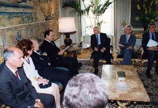 Il Presidente della Repubblica Oscar Luigi Scalfaro 
con alcuni esponenti della Confartigianato, in occasione delle manifestazioni promosse per ricordare le fasi salienti dell'approvazione dell'art. 45 della Costituzione