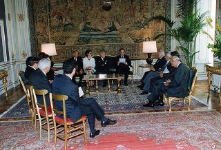 Il Presidente della Repubblica Oscar Luigi Scalfaro 
con alcuni esponenti della Confartigianato, in occasione delle manifestazioni promosse per ricordare le fasi salienti dell'approvazione dell'art. 45 della Costituzione