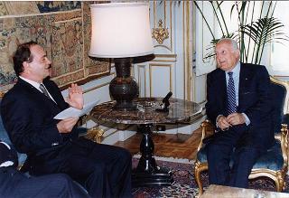 Il Presidente della Repubblica Oscar Luigi Scalfaro 
con alcuni esponenti della Confartigianato, in occasione delle manifestazioni promosse per ricordare le fasi salienti dell'approvazione dell'art. 45 della Costituzione