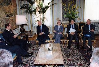 Il Presidente della Repubblica Oscar Luigi Scalfaro 
con alcuni esponenti della Confartigianato, in occasione delle manifestazioni promosse per ricordare le fasi salienti dell'approvazione dell'art. 45 della Costituzione