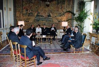 Il Presidente della Repubblica Oscar Luigi Scalfaro 
con alcuni esponenti della Confartigianato, in occasione delle manifestazioni promosse per ricordare le fasi salienti dell'approvazione dell'art. 45 della Costituzione