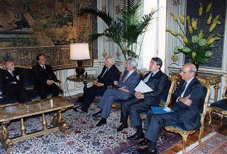 Il Presidente della Repubblica Oscar Luigi Scalfaro 
con alcuni esponenti della Confartigianato, in occasione delle manifestazioni promosse per ricordare le fasi salienti dell'approvazione dell'art. 45 della Costituzione
