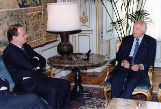 Il Presidente della Repubblica Oscar Luigi Scalfaro 
con alcuni esponenti della Confartigianato, in occasione delle manifestazioni promosse per ricordare le fasi salienti dell'approvazione dell'art. 45 della Costituzione