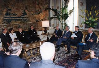 Il Presidente della Repubblica Oscar Luigi Scalfaro 
con alcuni esponenti della Confartigianato, in occasione delle manifestazioni promosse per ricordare le fasi salienti dell'approvazione dell'art. 45 della Costituzione