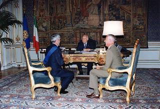 Il Presidente della Repubblica Oscar Luigi Scalfaro riceve la visita del Generale di squadra Aerea Gianni Franco Scano, nuovo comandante della II Regione Aerea