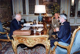 Il Presidente della Repubblica Oscar Luigi Scalfaro riceve la visita del Generale di squadra Aerea Gianni Franco Scano, nuovo comandante della II Regione Aerea