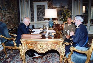 Il Presidente della Repubblica Oscar Luigi Scalfaro riceve la visita del Generale di squadra Aerea Gianni Franco Scano, nuovo comandante della II Regione Aerea