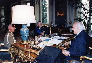 Il Presidente della Repubblica Oscar Luigi Scalfaro riceve la visita del Generale di squadra Aerea Gianni Franco Scano, nuovo comandante della II Regione Aerea