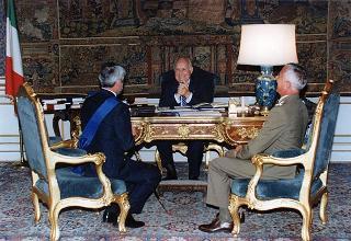 Il Presidente della Repubblica Oscar Luigi Scalfaro riceve la visita del Generale di squadra Aerea Gianni Franco Scano, nuovo comandante della II Regione Aerea