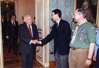Il Presidente della Repubblica Oscar Luigi Scalfaro incontra l'ing. Giancarlo Lombardi, ministro della pubblica istruzione, con una delegazione del Contingente Italia della Federazione italiana dello scautismo