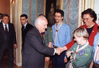 Il Presidente della Repubblica Oscar Luigi Scalfaro incontra l'ing. Giancarlo Lombardi, ministro della pubblica istruzione, con una delegazione del Contingente Italia della Federazione italiana dello scautismo