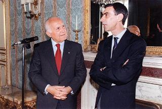 Il Presidente della Repubblica Oscar Luigi Scalfaro incontra l'ing. Giancarlo Lombardi, ministro della pubblica istruzione, con una delegazione del Contingente Italia della Federazione italiana dello scautismo