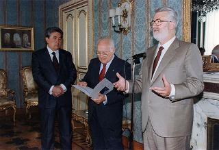 Il Presidente della Repubblica Oscar Luigi Scalfaro incontra l'ing. Giancarlo Lombardi, ministro della pubblica istruzione, con una delegazione del Contingente Italia della Federazione italiana dello scautismo