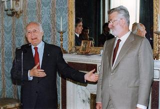 Il Presidente della Repubblica Oscar Luigi Scalfaro incontra l'ing. Giancarlo Lombardi, ministro della pubblica istruzione, con una delegazione del Contingente Italia della Federazione italiana dello scautismo