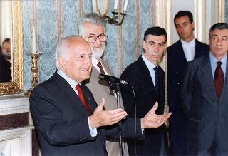 Il Presidente della Repubblica Oscar Luigi Scalfaro incontra l'ing. Giancarlo Lombardi, ministro della pubblica istruzione, con una delegazione del Contingente Italia della Federazione italiana dello scautismo