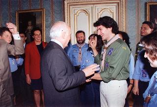 Il Presidente della Repubblica Oscar Luigi Scalfaro incontra l'ing. Giancarlo Lombardi, ministro della pubblica istruzione, con una delegazione del Contingente Italia della Federazione italiana dello scautismo