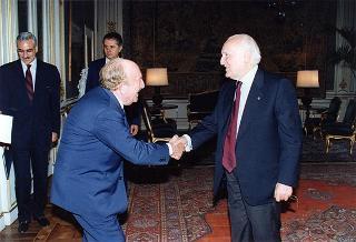 Il Presidente della Repubblica Oscar Luigi Scalfaro incontra il prof. Francesco Parrillo, presidente dell'Istituto per l'Enciclopedia della Banca e della Borsa