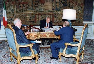 Il Presidente della Repubblica Oscar Luigi Scalfaro incontra il prof. Francesco Parrillo, presidente dell'Istituto per l'Enciclopedia della Banca e della Borsa