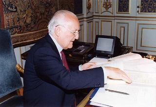 Il Presidente della Repubblica Oscar Luigi Scalfaro incontra il prof. Francesco Parrillo, presidente dell'Istituto per l'Enciclopedia della Banca e della Borsa