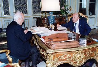 Il Presidente della Repubblica Oscar Luigi Scalfaro incontra il prof. Francesco Parrillo, presidente dell'Istituto per l'Enciclopedia della Banca e della Borsa