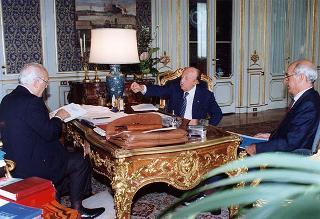 Il Presidente della Repubblica Oscar Luigi Scalfaro incontra il prof. Francesco Parrillo, presidente dell'Istituto per l'Enciclopedia della Banca e della Borsa