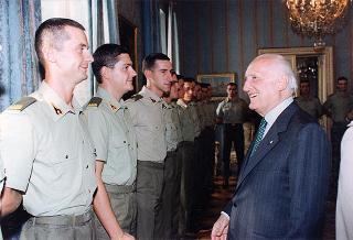Delegazione di ufficiali e militari di truppa della Scuola di Artiglieria Contraerei dell'Esercito, in servizio di guardia d'onore al Palazzo del Quirinale