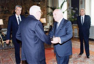 Gen. Giuseppe Ioli, presidente dell'Unione Nazionale Italiana Reduci Russia, con alcuni esponenti del sodalizio