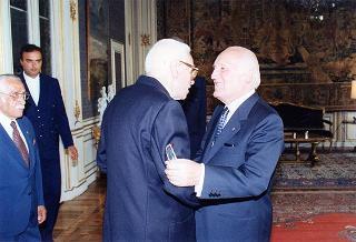 Gen. Giuseppe Ioli, presidente dell'Unione Nazionale Italiana Reduci Russia, con alcuni esponenti del sodalizio