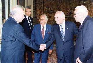Gen. Giuseppe Ioli, presidente dell'Unione Nazionale Italiana Reduci Russia, con alcuni esponenti del sodalizio