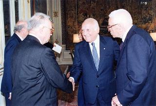 Gen. Giuseppe Ioli, presidente dell'Unione Nazionale Italiana Reduci Russia, con alcuni esponenti del sodalizio