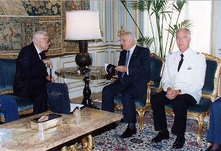 Gen. Giuseppe Ioli, presidente dell'Unione Nazionale Italiana Reduci Russia, con alcuni esponenti del sodalizio