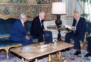 Gen. Giuseppe Ioli, presidente dell'Unione Nazionale Italiana Reduci Russia, con alcuni esponenti del sodalizio