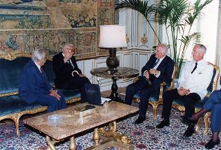 Gen. Giuseppe Ioli, presidente dell'Unione Nazionale Italiana Reduci Russia, con alcuni esponenti del sodalizio