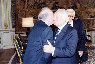 Gen. Giuseppe Ioli, presidente dell'Unione Nazionale Italiana Reduci Russia, con alcuni esponenti del sodalizio