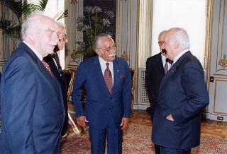 Gen. Giuseppe Ioli, presidente dell'Unione Nazionale Italiana Reduci Russia, con alcuni esponenti del sodalizio