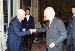 Il Presidente della Repubblica Oscar Luigi Scalfaro riceve in udienza il prof. Felice Ippolito con alcuni esponenti del Comitato italiano della Commissione internazionale Grandi Dighe