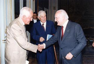 Il Presidente della Repubblica Oscar Luigi Scalfaro riceve in udienza il prof. Felice Ippolito con alcuni esponenti del Comitato italiano della Commissione internazionale Grandi Dighe